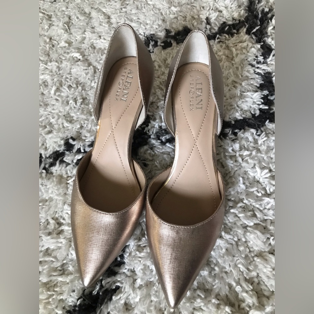 Brand new Alfani Jaxon shoe in metallic Rose gold size 6